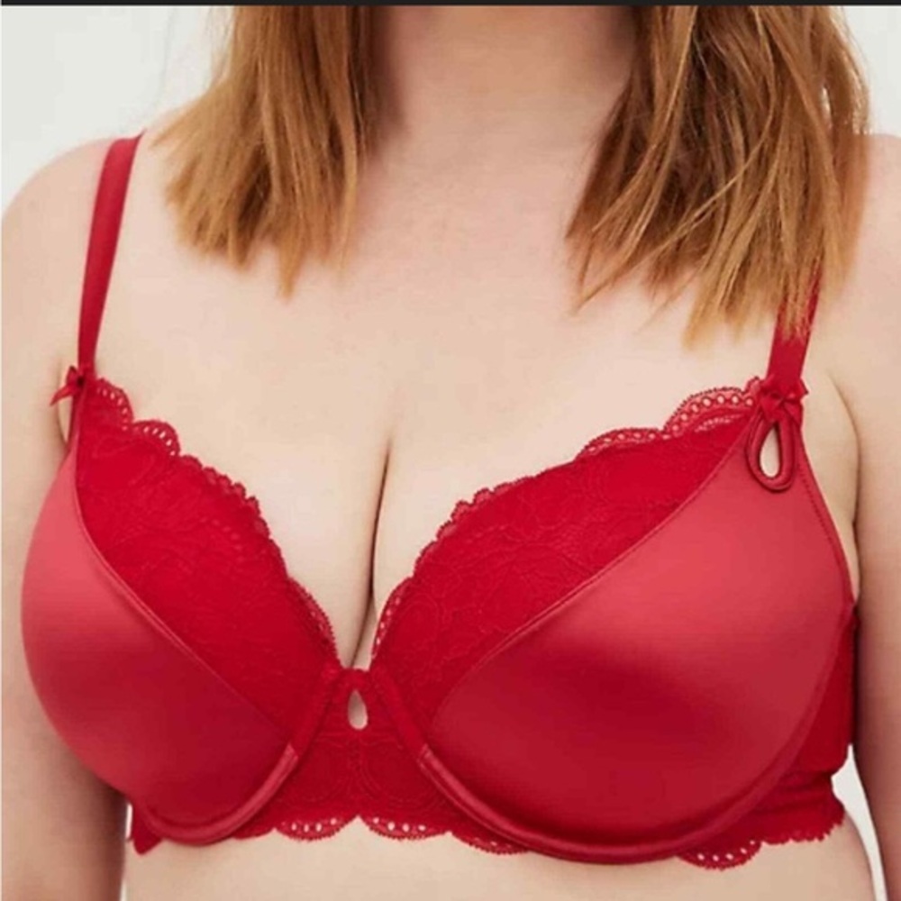 NWOT Torrid red lace bra with keyhole cut out. 42DD.
